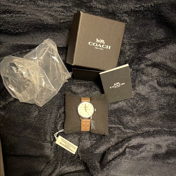 New comes in box Coach Women's Watch with Brown Leather Strap - Picture 1 of 6